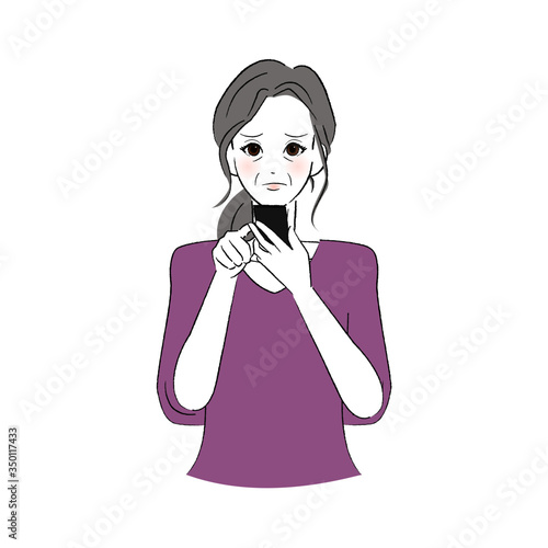 困り顔でスマホを操作するシニア女性