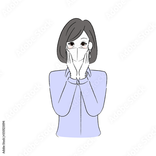 マスクをして頬に両手を添えるシニア女性