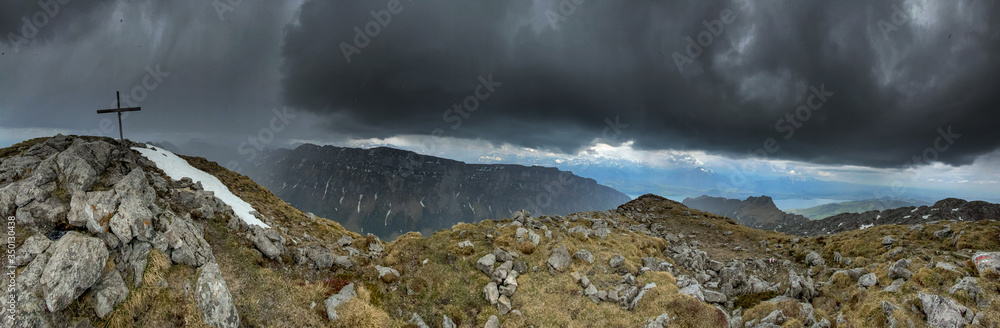 Blick vom Sigriswiler Rothorn über Thun und Thunersee an einem stark bewölkten Tag Blick vom Sigriswiler Rothorn über Thun und Thunersee an einem stark bewölkten Tag