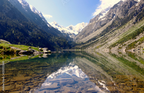 Le lac et le refuge de Gaube Cauterets Hautes-Pyr  n  es