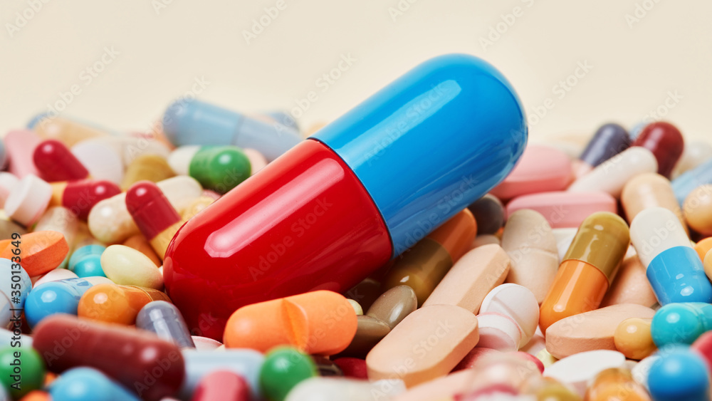 Medizin Header Hintergrund mit bunten Medikamenten Medizin Header Hintergrund mit bunten Medikamenten