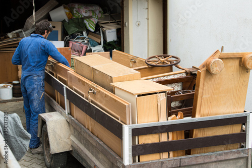 Slika na platnu car trailers with furniture for disposal