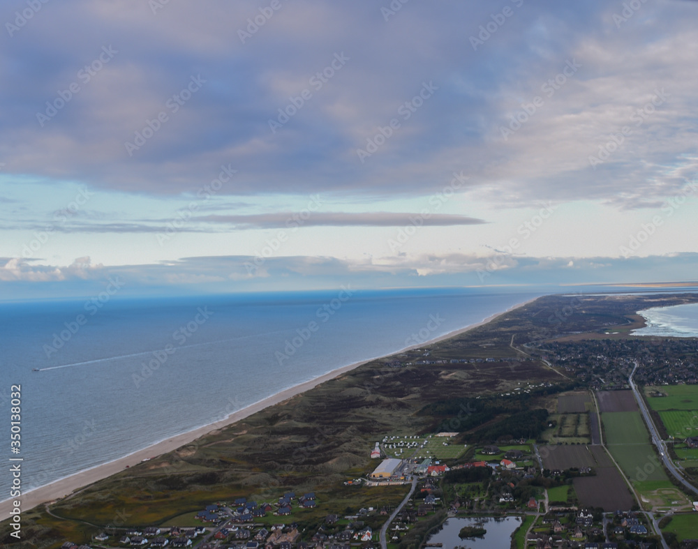 Luftaufnahme von der Nordseeküste und der Insel Sylt