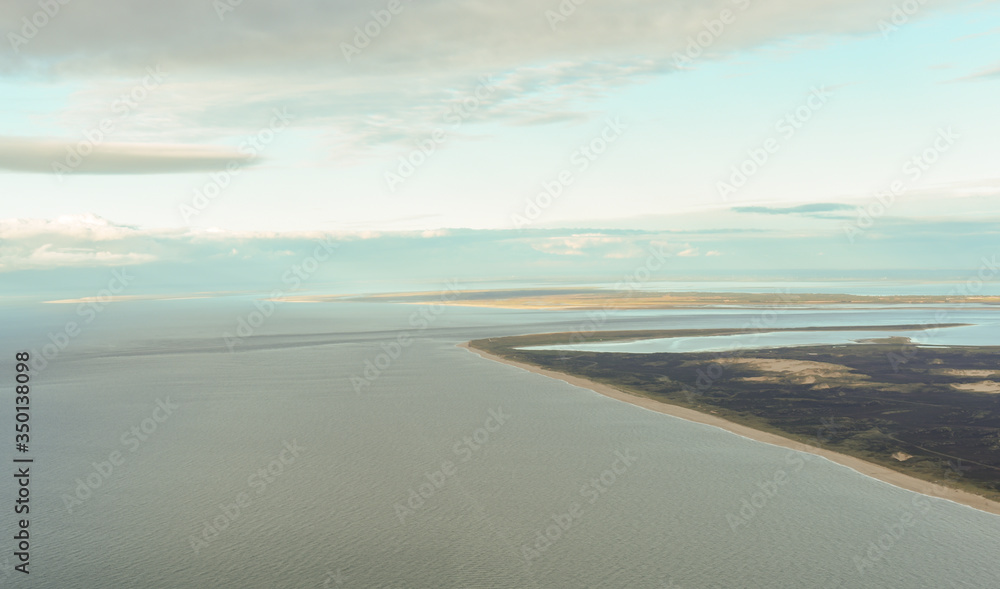 Fototapeta premium Luftaufnahme von der Nordseeküste und der Insel Sylt