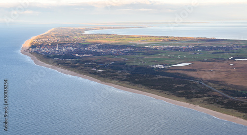 Luftaufnahme von der Nordseeküste und der Insel Sylt
