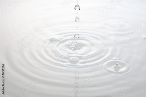 水滴の波紋　