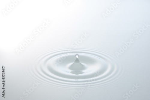 水滴の波紋　