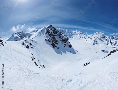 Sankt Moritz (Schweiz) Berggestein in Berglandschaft mit Schnee in den Alpen, Gestein bei Sonnenschein mit Sicht auf den Gletscher und Berggipfel, Berggestein bei Blauem Himmel mit Wolken, Piste