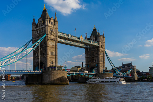 Fototapeta Naklejka Na Ścianę i Meble -  Tower Bridge in London, UK