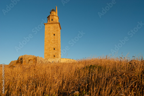 Torre de Hércules de la ciudad de A Coruña, Patrimonio de la Humanidad, al atardecer.