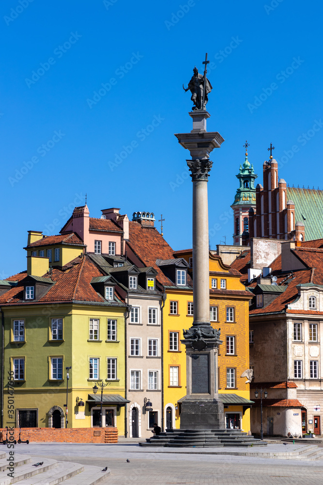 Fototapeta premium Panoramic view of Royal Castle Square - Plac Zamkowy - in Starowka Old Town with Sigismund III Waza Column and historic tenement houses in Warsaw, Poland