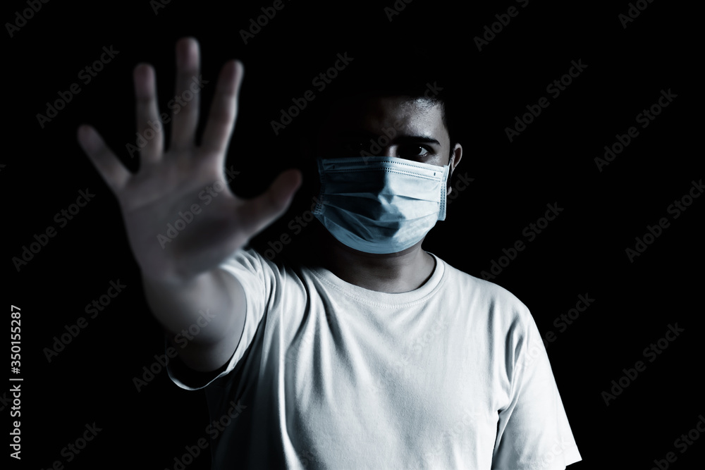 Obraz premium Man wearing medical face mask