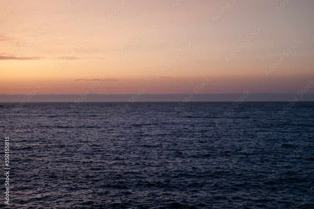 Océano Atlántico tras una puesta de sol.