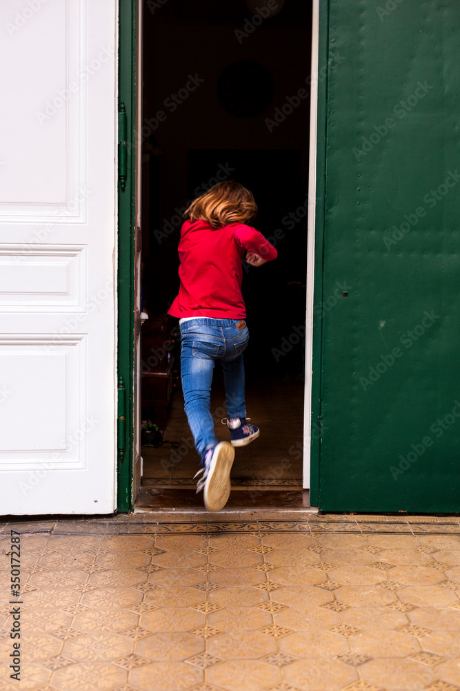 Kind springt durch Türe. In die Zukunft springen. Ins ungewisse springen. Ins Abenteuer springen. Child jumps through door. Jump into the future. Jump into the unknown. Jump into adventure. Kind springt durch Türe. In die Zukunft springen. Ins ungewisse springen. Ins Abenteuer springen. Child jumps through door. Jump into the future. Jump into the unknown. Jump into adventure.