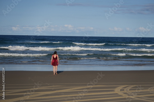 Rotes Kleid am Strand