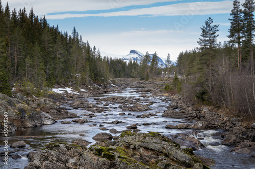Szczyt górski w górach Skandynawskich, na pierwszym tle rzeka Hemsil