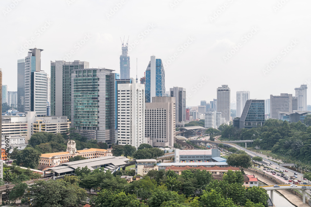 Obraz premium Panoramiczny widok na panoramę Kuala Lumpur w ciągu dnia. Centrum stolicy Malezji. Współczesne budynki zewnętrzne ze szkłem.