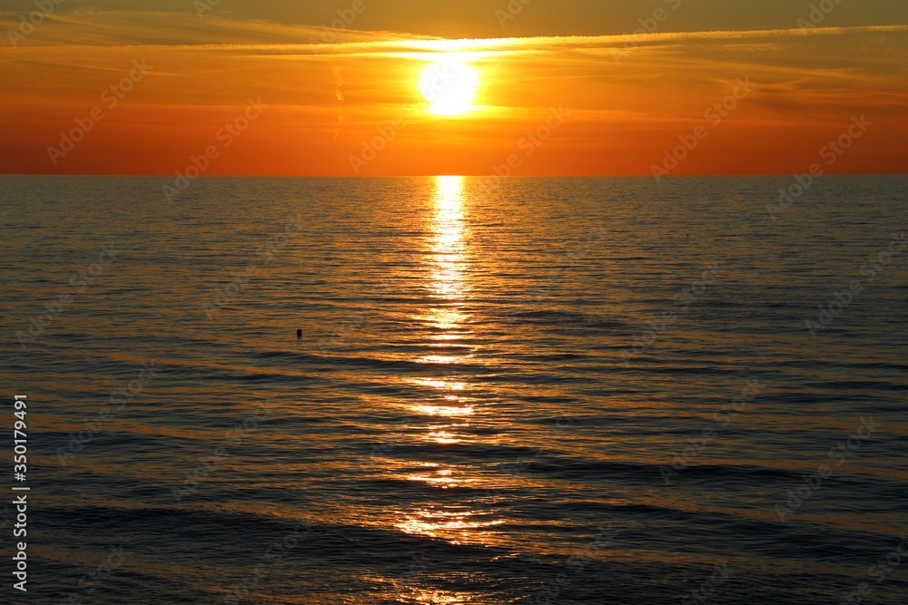Obraz premium Sunset by the sea.