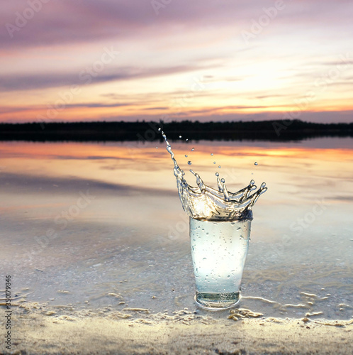 frisches Wasser platscht ins Glas