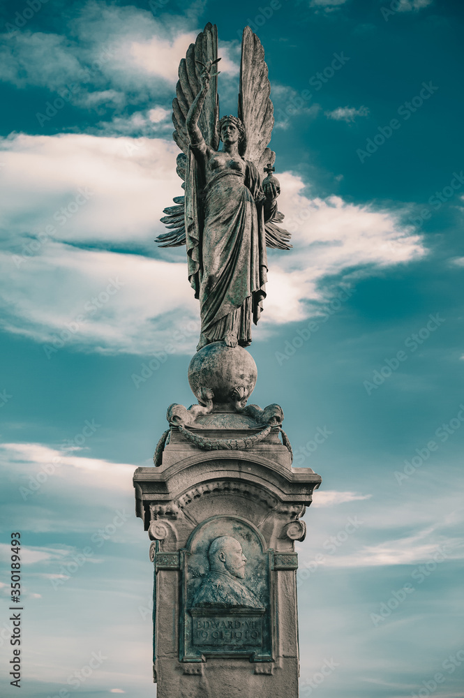 Obraz premium The angel statue on the border of Brighton with Hove at sundown