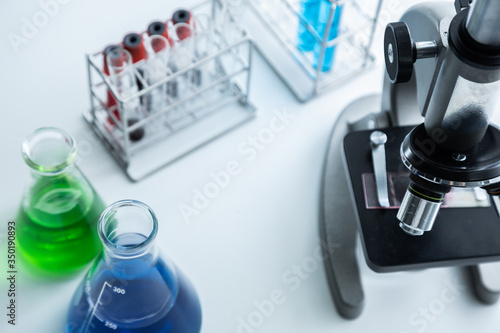 Foto Selective focus of microscope science equipment and blurred background