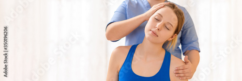 Quadro su tela Female physiotherapist or a chiropractor adjusting patients neck