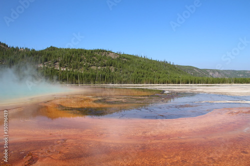 paysage de Yellowstone avec la buée immanent des sources de chaleur Etats-Unis