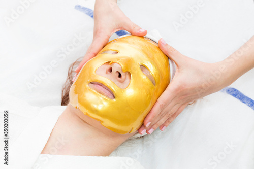 Procedure female cosmetic mask and chistak face in a beauty salon.
 photo