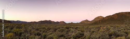 Canvas Print Wide angle panoramic view over the plains of the karoo just outside touwsrivier