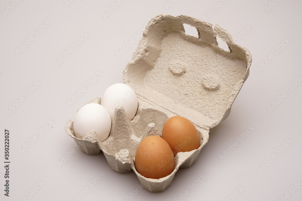 2 weiße, 2 braune, 4 Eier im 6er Karton
