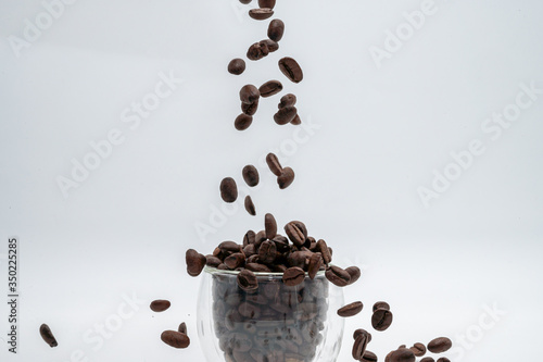 Des grains de café tombent dans une tasse photo