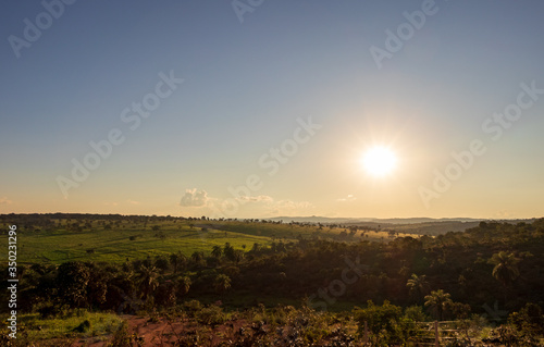 Pôr do sol sobre as montanhas visto do cerrado em Minas Gerais, Brasil.