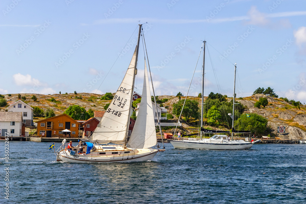 Obraz premium Sailboats at a fishing village on the Swedish west coast
