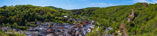 Panorama des Elzbachtals mit Blick auf die Ruine der Philippsburg bei Monreal/Deutschland in der Eifel