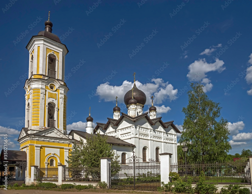 Obraz premium St. Nicolas orthodox church. City of Staraya Russa, Russia. Year of construction - 1371, rebuilt in 1710. Bell tower - XIX century