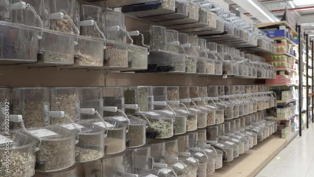 Stockvideon Bulk Dried Food In Grocery Store, Panning Shot. Big variety