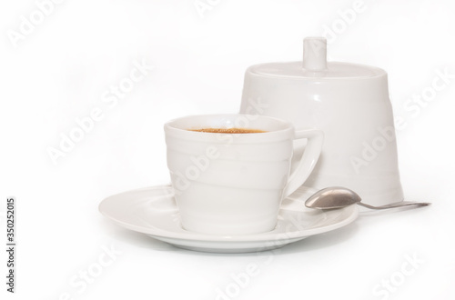 Fotografía White cup of coffee with a sugar bowl on a white background stand on a saucer