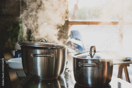 Marmite en inox sur le feu dans une cuisine photo