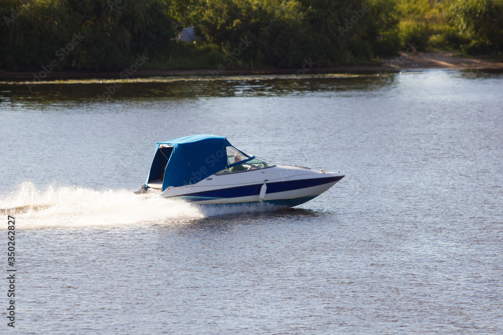 Fototapeta premium speed boat going on waves
