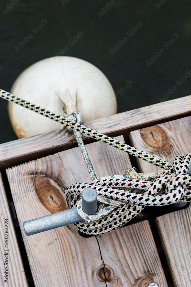 Foto de Mooring bollard with mooring rope and fender buoy Damage safety