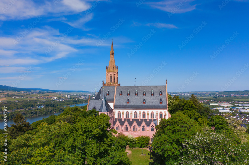 Blick von oben auf den Rhein bei Bingen/Deutschland mit der Rochuskapelle im Vordergrund Blick von oben auf den Rhein bei Bingen/Deutschland mit der Rochuskapelle im Vordergrund