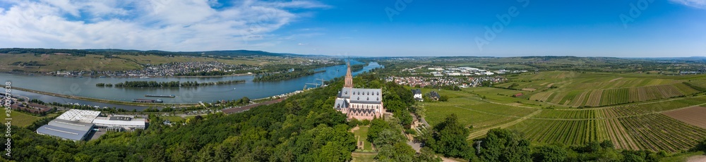 Panoramaaufnahme von oben mit Blick auf den Rhein bei Bingen/Deutschland und der Rochuskapelle im Vordergrund