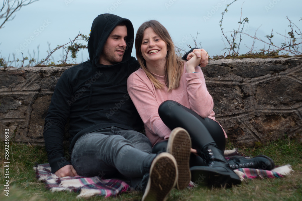una pareja de jóvenes abrazados y riéndose foto de Stock | Adobe Stock una pareja de jóvenes abrazados y riéndose foto de Stock | Adobe Stock