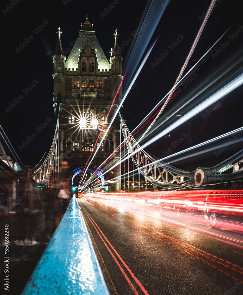 Obraz premium tower bridge at night