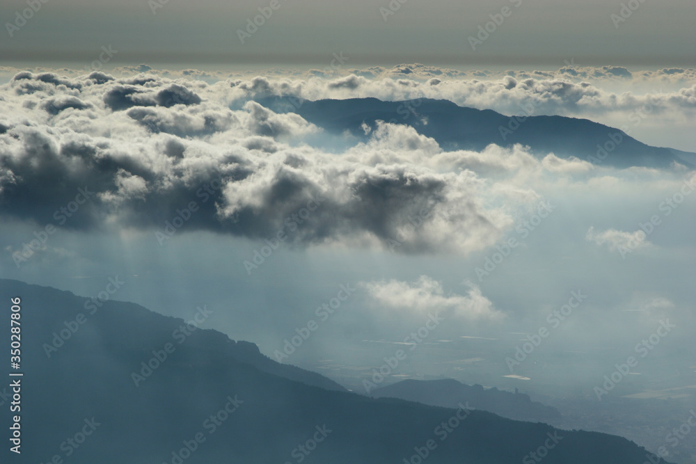 Mar de nubes sobre el Valle del Guadalentín contemplado desde el Morrón Chico (Sierra Espuña), en Alhama de Murcia (Murcia - España) Mar de nubes sobre el Valle del Guadalentín contemplado desde el Morrón Chico (Sierra Espuña), en Alhama de Murcia (Murcia - España)