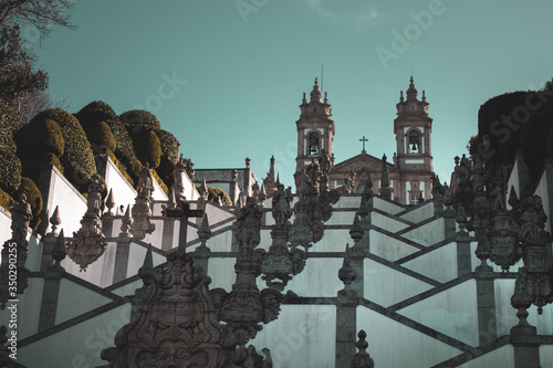 igreja ao céu azul 