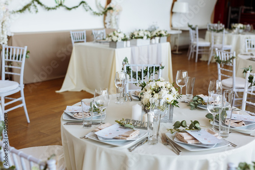 Wedding dinner decor boho flowers tables © Richard