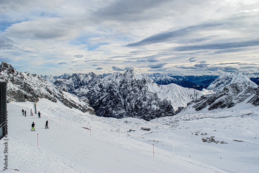 Fotografía de un paisaje de montañas en ski season.
