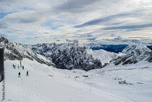 Fotografía de un paisaje de montañas en ski season. © Carolina