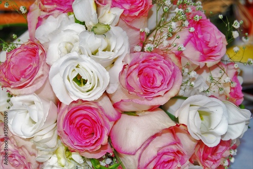 Ramo de novia con flores blancas y rosas